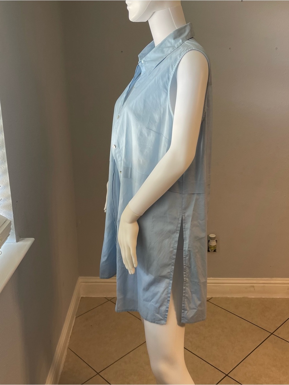 This is a light blue Forever 21 sleeveless top size medium
Like new condition - Picture 5 of 11